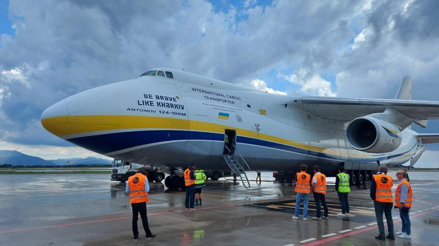 Un dels avions més grans del món torna a passar per l&#039;aeroport de Girona