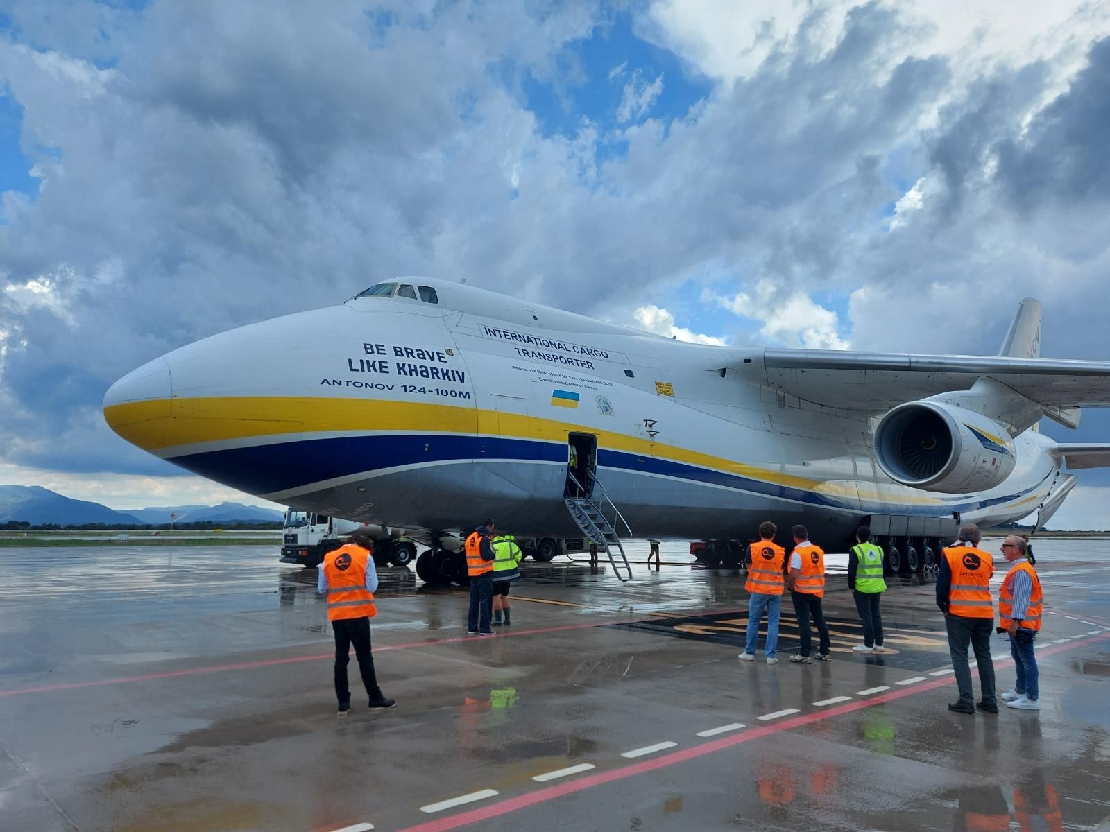 Un dels avions més grans del món torna a passar per l'aeroport de Girona