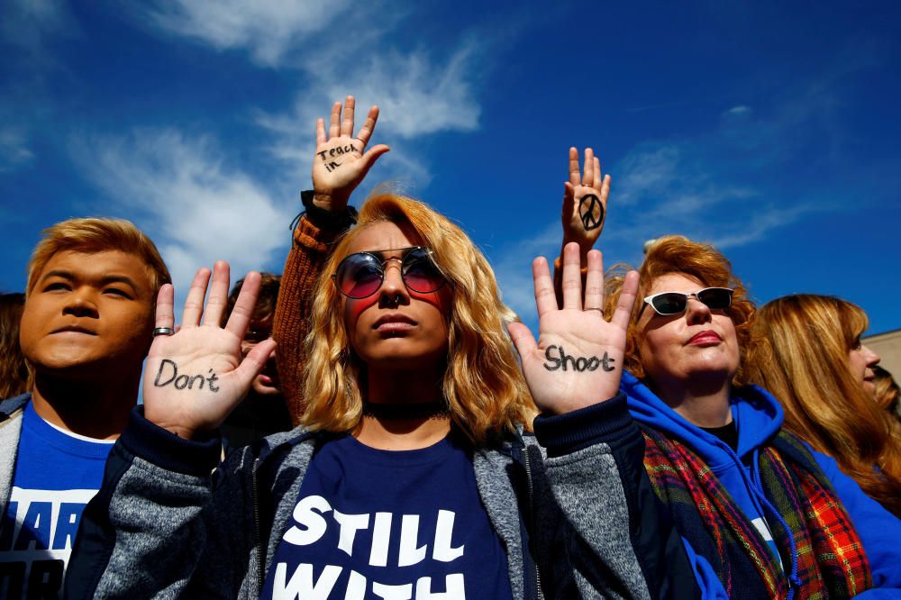 Miles de personas se han manifestado en Washington contra la venta de armas.