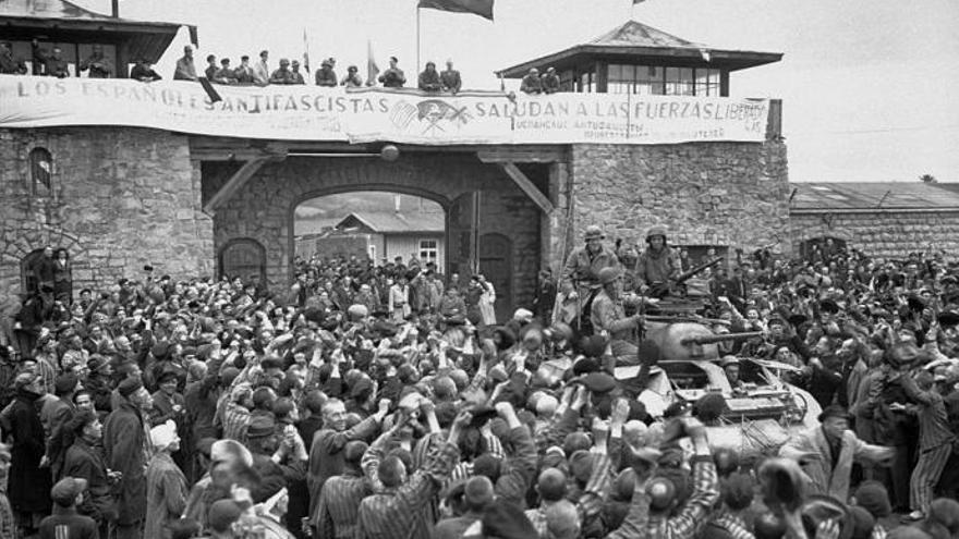 Los supervivientes, muchos de ellos españoles, saludan a las tropas estadounidenses en la liberación de Mauthausen.
