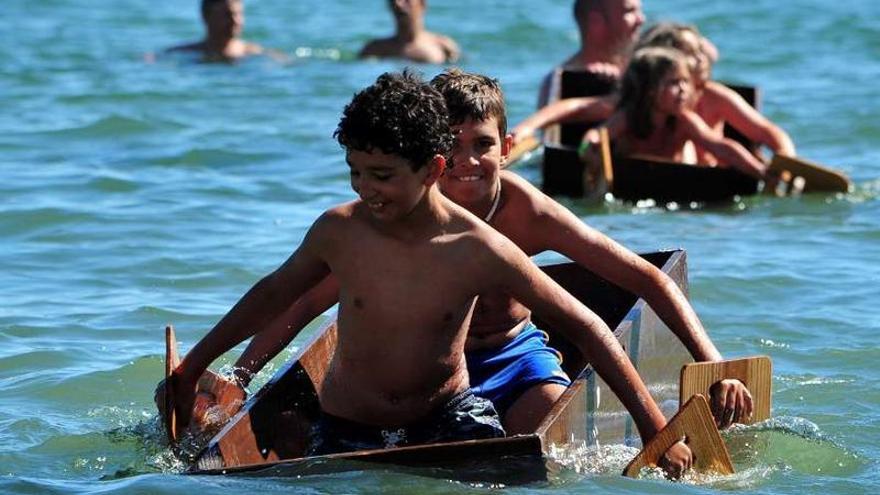 Los niños se lo pasan en grande a bordo de los &quot;barcaños&quot; en las fiestas de San Fidel de Carril.