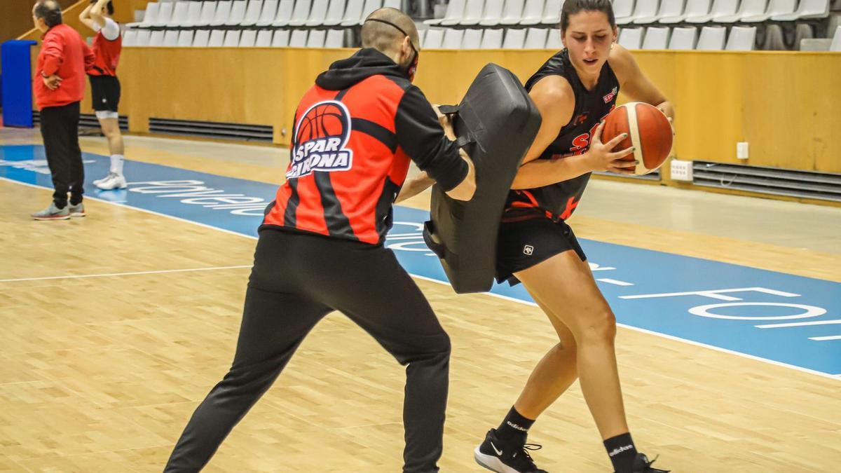 María Araújo durant un entrenament amb el preparador físic durant la fase de recuperació de la lesió