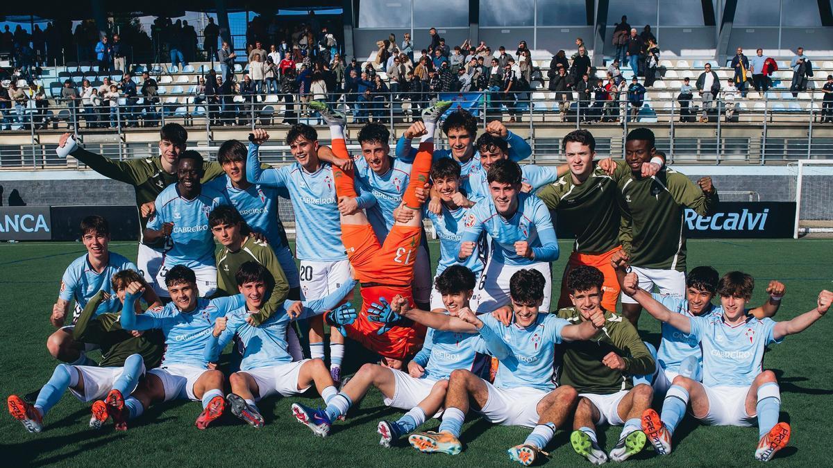 El equipo juvenil del Celta celebra, con Izan Server del revés, el pase en Copa del Rey