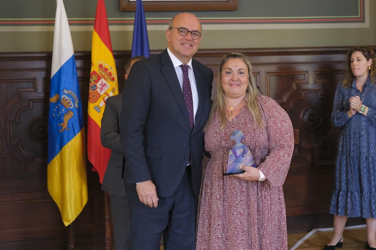 El delegado del Gobierno en Canarias, Anselmo Pestana, y la psicóloga Sabrina González.