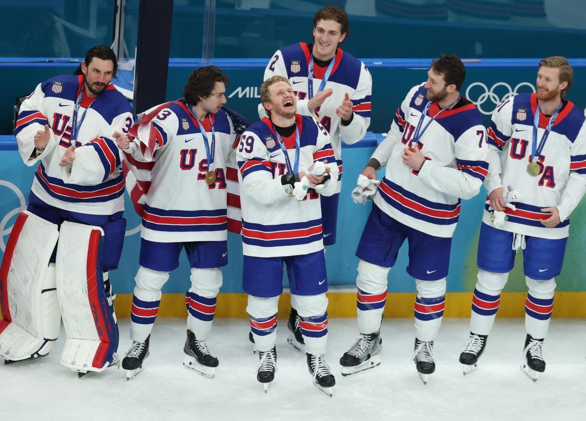 Los jugadores de Estados Unidos celebran el oro olímpico en hockey hielo.