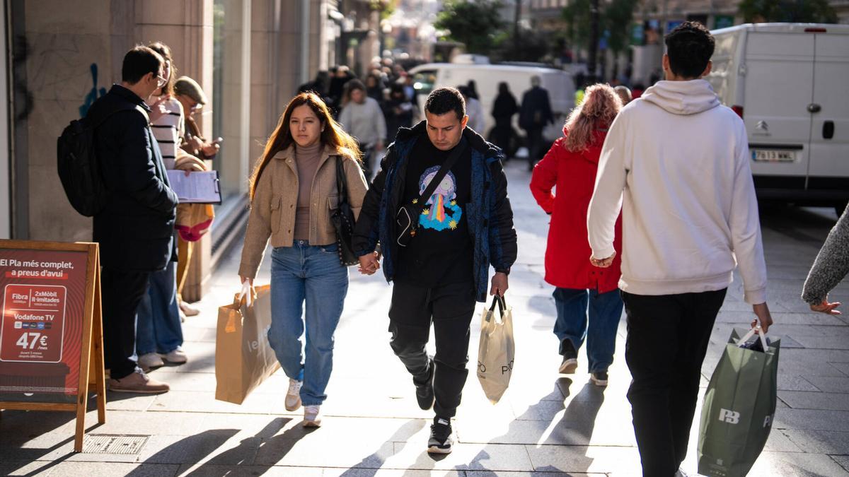 Compradores en el Portal de l'Àngel este martes.