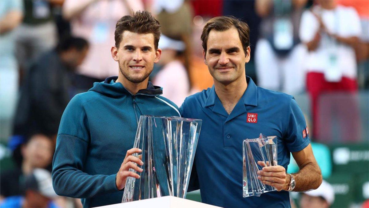 Thiem y Federer posando con los trofeos