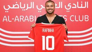 Rafinha posa con la camiseta del Al Arabi