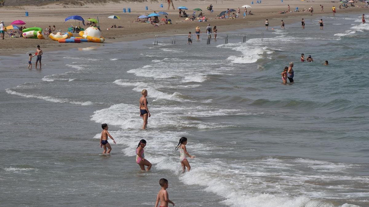 Bañistas en la playa de Castellón.