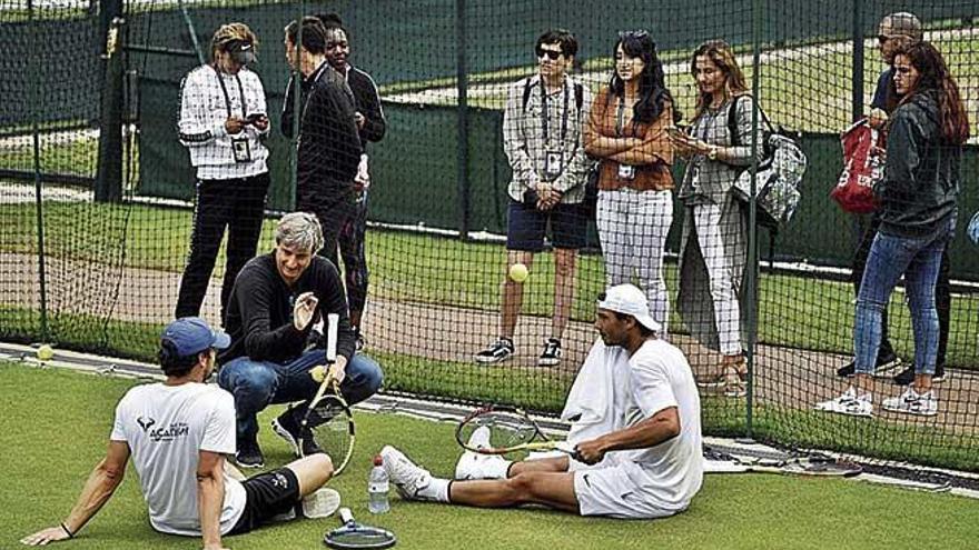 Nadal, junto a su agente Carlos Costa y Tomeu SalvÃ , de espaldas, ayer en el entrenamiento.