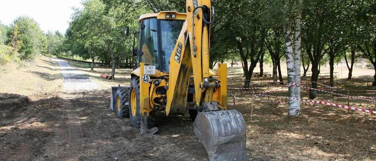 Una de las máquinas que inició ayer los trabajos en el área de Pena de Francia. // Bernabé