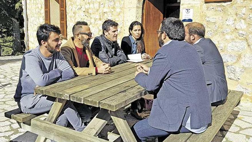 Momento informal de la reunión mantenida ayer en las oficinas del parque.