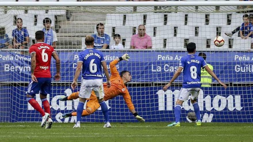 Imagen de uno de los goles que ayer anotó el Zaragoza en el Carlos Tartiere de Oviedo.