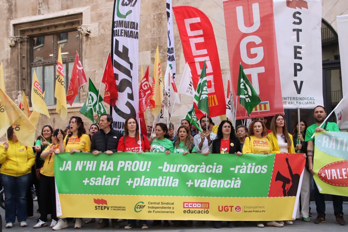 Los sindicatos de profesores apuntan directamente a Pérez Llorca: "Queremos negociar" Los sindicatos de profesores apuntan directamente a Pérez Llorca: "Queremos negociar"