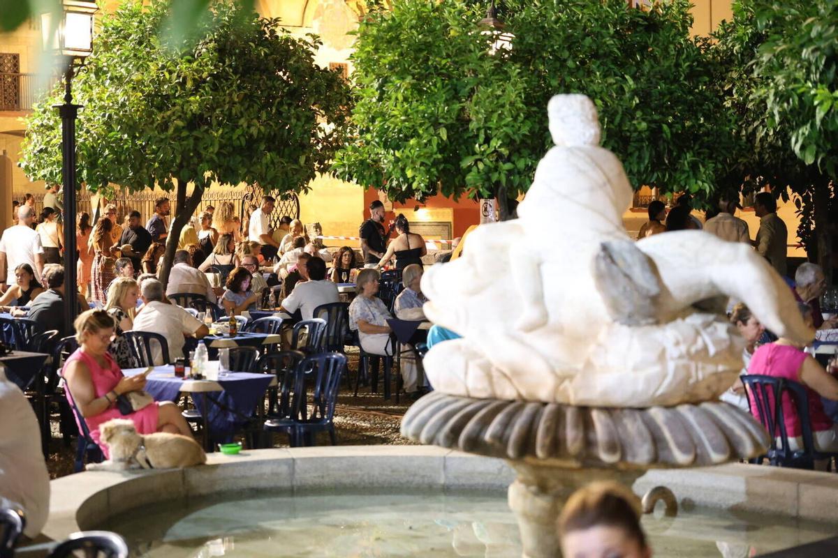 La verbena de la Federación de Peñas Cordobesas llena de música y baile la plaza del Triunfo
