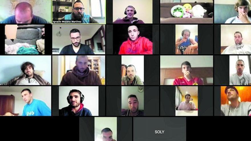 Una captura de la sesión de videollamada de trabajo del técnico del Cangas, Nacho Moyano, con sus jugadores en la tarde de ayer.