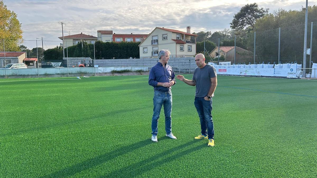 José Cacabelos y Quito Parada en el campo de As Lampáns.