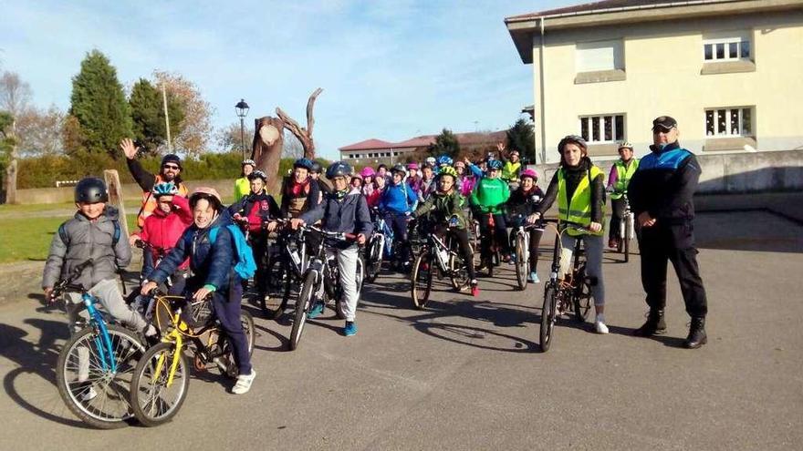 Los escolares de Coaña aprenden en bici las normas de seguridad vial