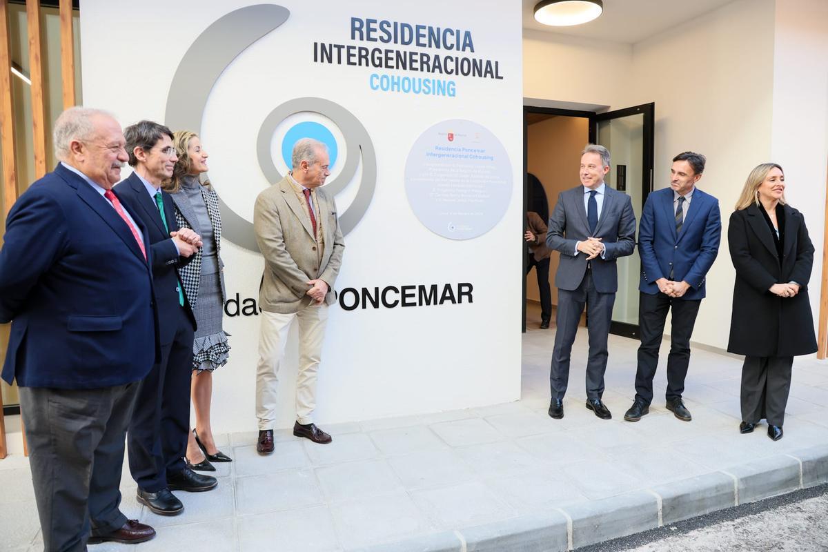 Momento de la inauguración de la residencia intergeneracional de Poncemar.