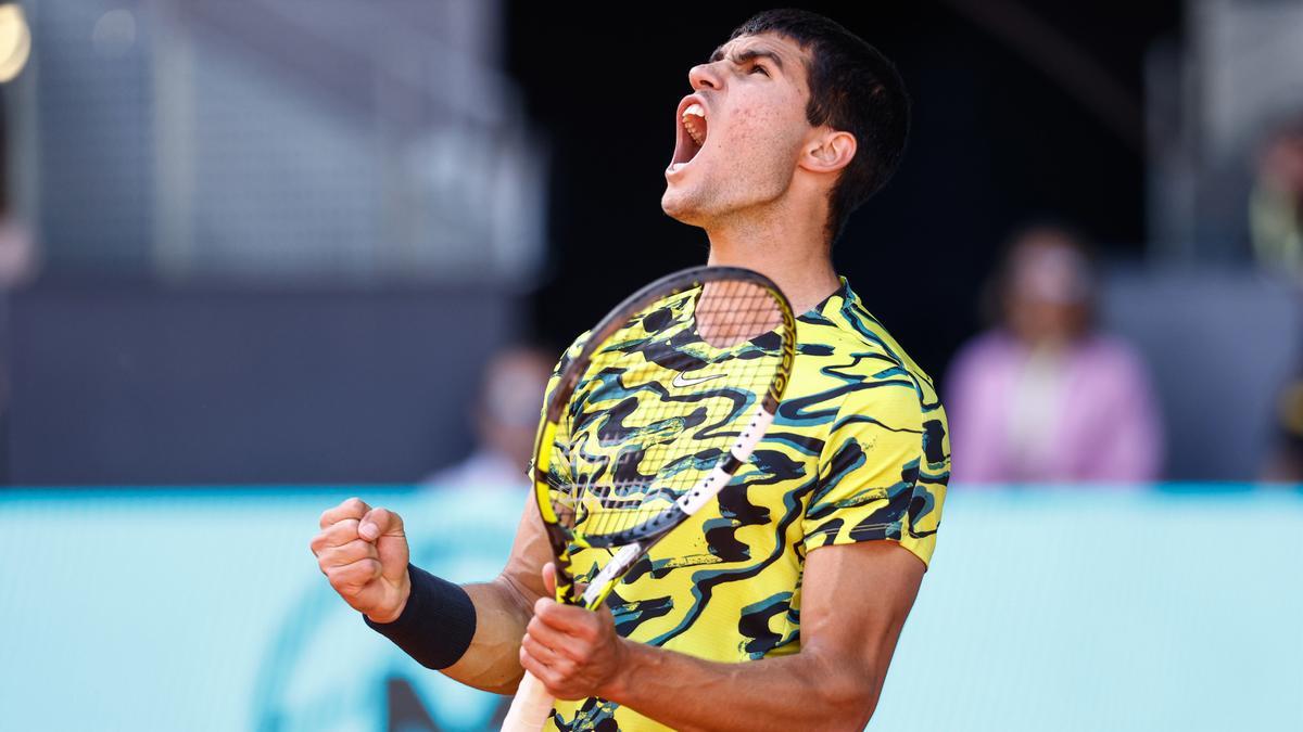 El tenista Carlos Alcaraz celebra su victoria ante Karen Kachanov en el Mutua Madrid Open 2023