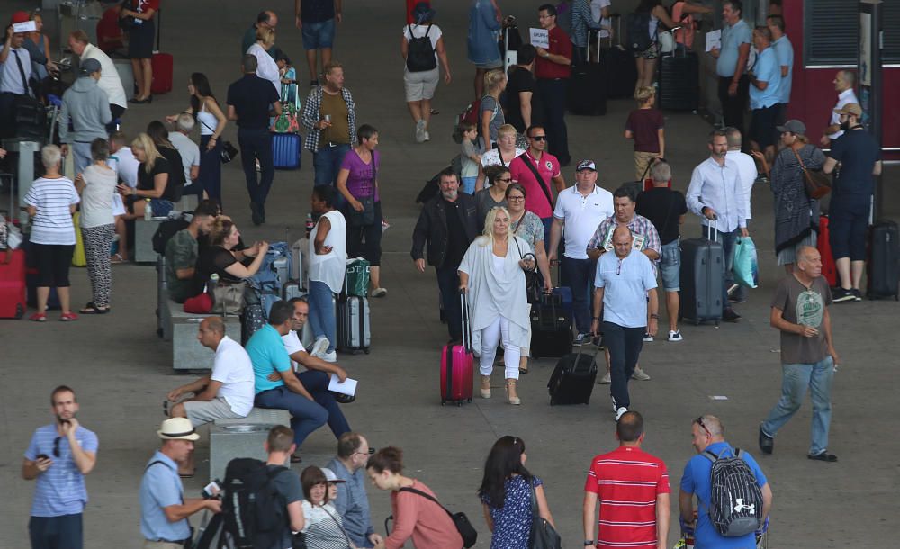 El aeropuerto de la Costa del Sol opera este fin de semana más de 2.000 vuelos que transportan a miles de turistas en el inicio o el fin de sus vacaciones de verano