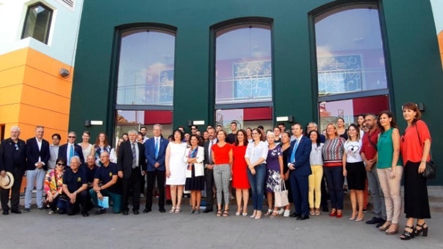 Foto de grupo de autoridades, profesores y alumnos en el arranque de la Universidad de Verano, ayer.