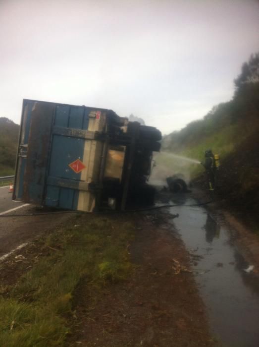 Accidente de un camión en la A-8 a la altura de Villaviciosa