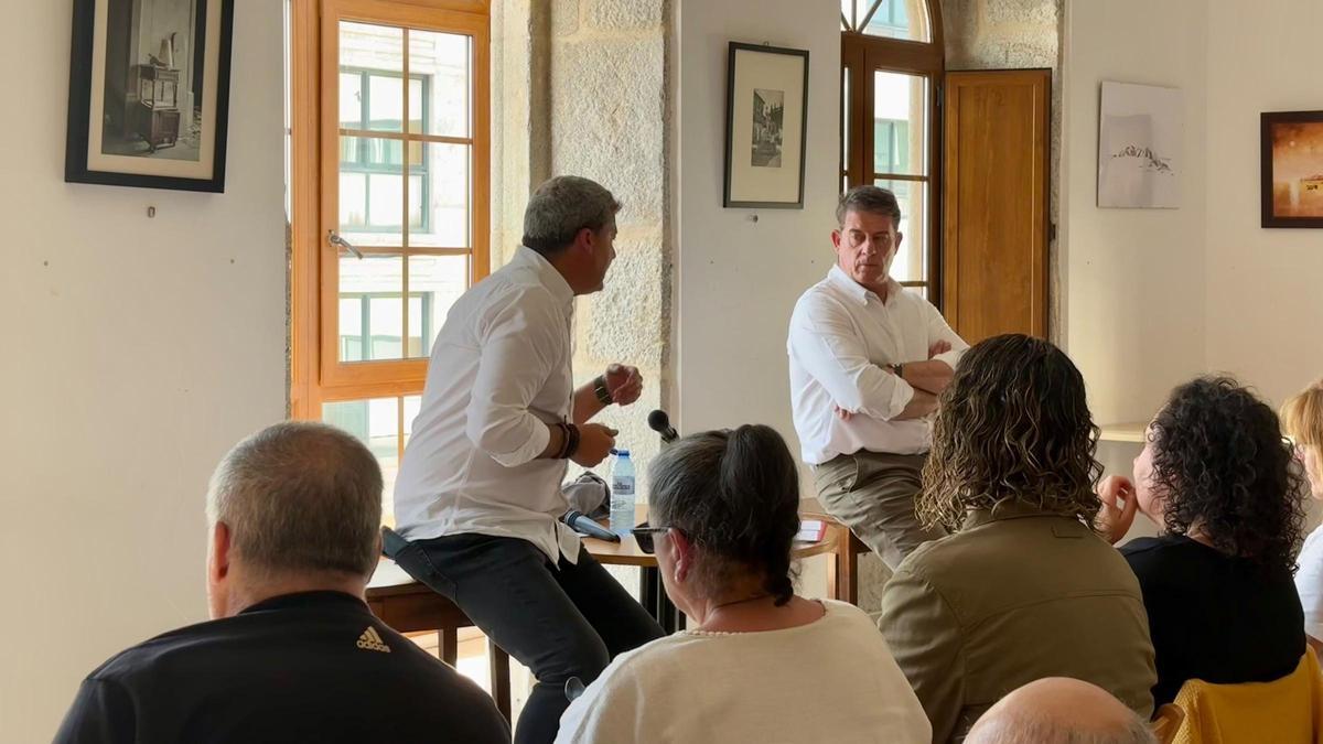 José Ramón Gómez Besteiro (derecha) junto al alcalde de Baiona, Carlos Gómez (izquierda), este sábado en la localidad del Val Miñor.