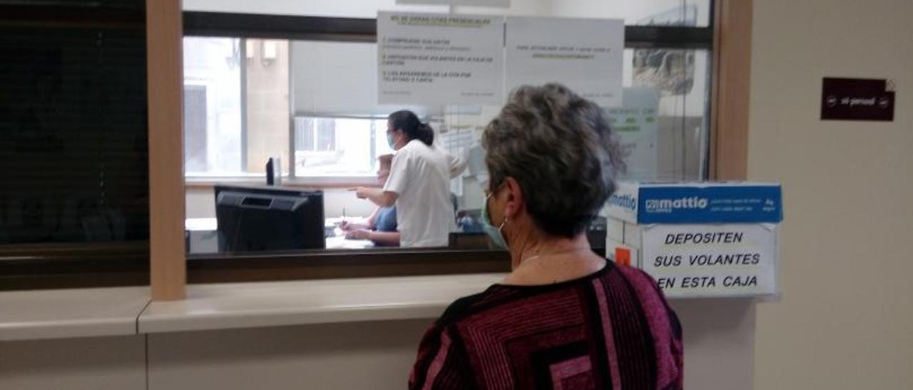 Una paciente en el mostrador de cita previa del Hospital Provincial. | // RAFA VÁZQUEZ