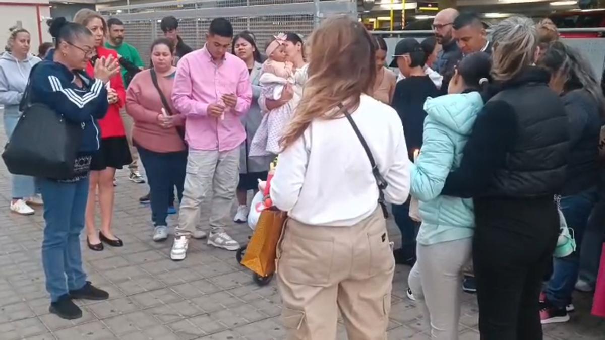 Concentración en el Materno Infantil para dar ánimos a la familia del joven accidentado en La Feria