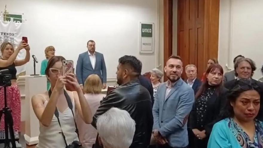 Emoción entre los asturianos del exilio al escuchar el "Asturias, patria querida" en el Ateneo Español
