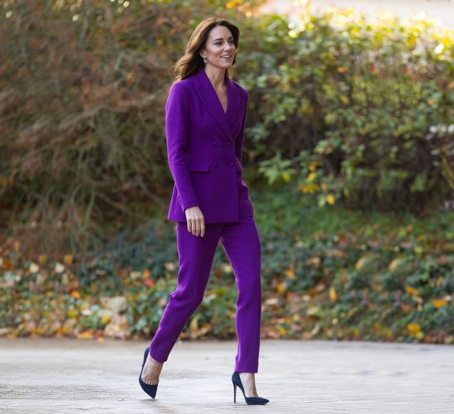 Kate Middleton y su traje morado de Emilia Wickstead.