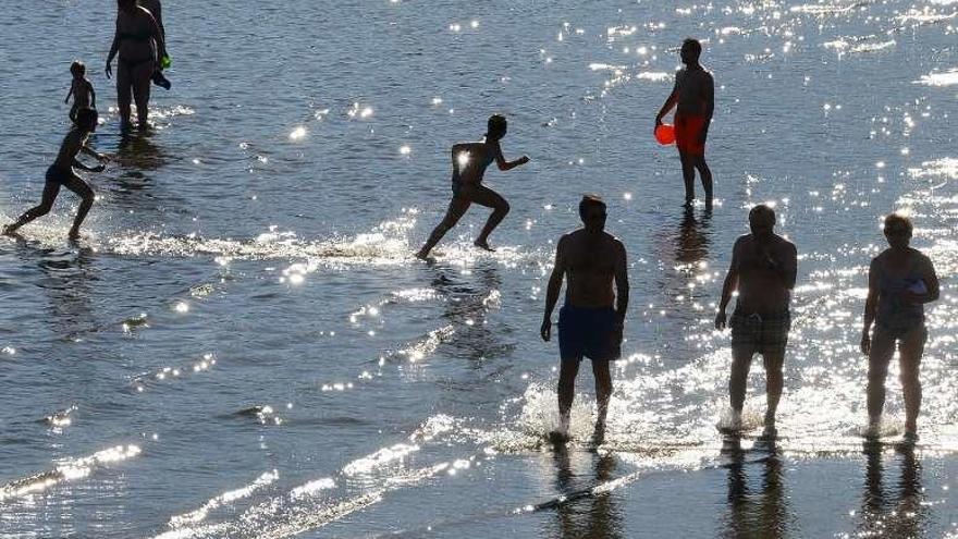 Familias, este verano, en la playa de A Xunqueira. // Santos Álvarez