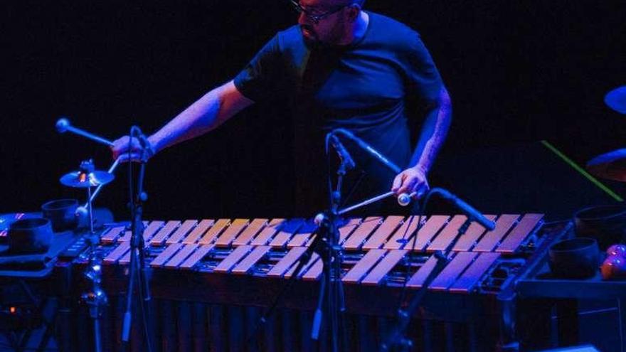 El músico Roberto Oliveira, durante un concierto. // Faro