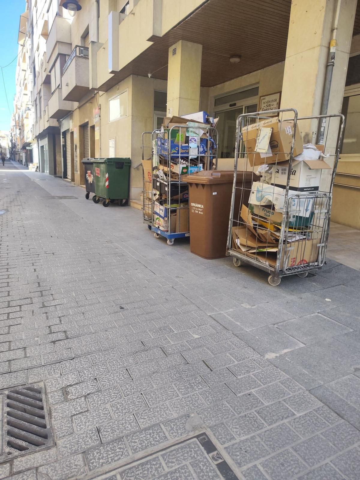 Cartones apilados a las puertas de una residencia de ancianos en la Calle Mayor de Ontinyent.