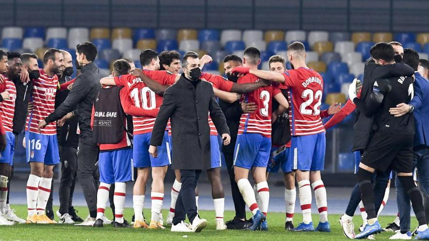 Los jugadores del Granada celebran su pase a octavos de la Liga Europa