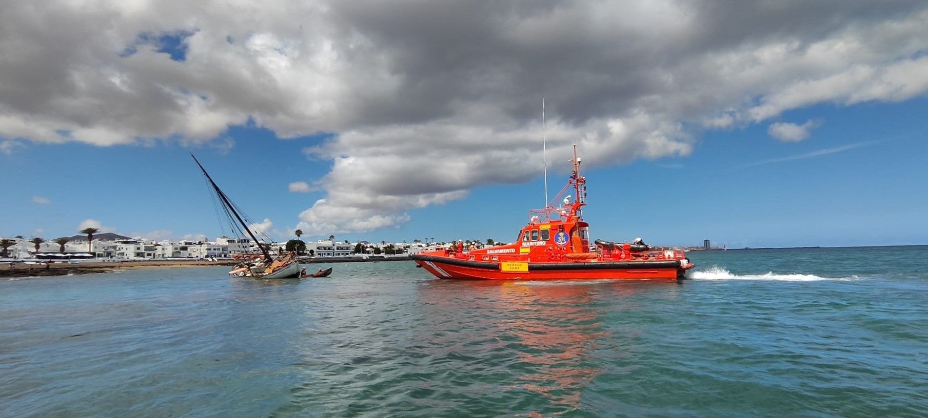 Un barco encalla en Playa Honda, en Lanzarote