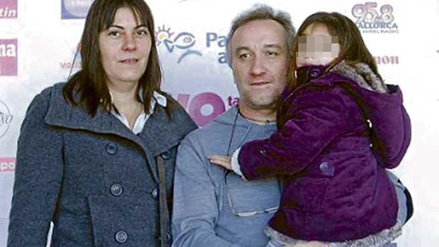 Los acusados Margarita Garau y Fernando Blanco, junto con su hija Nadia en brazos.