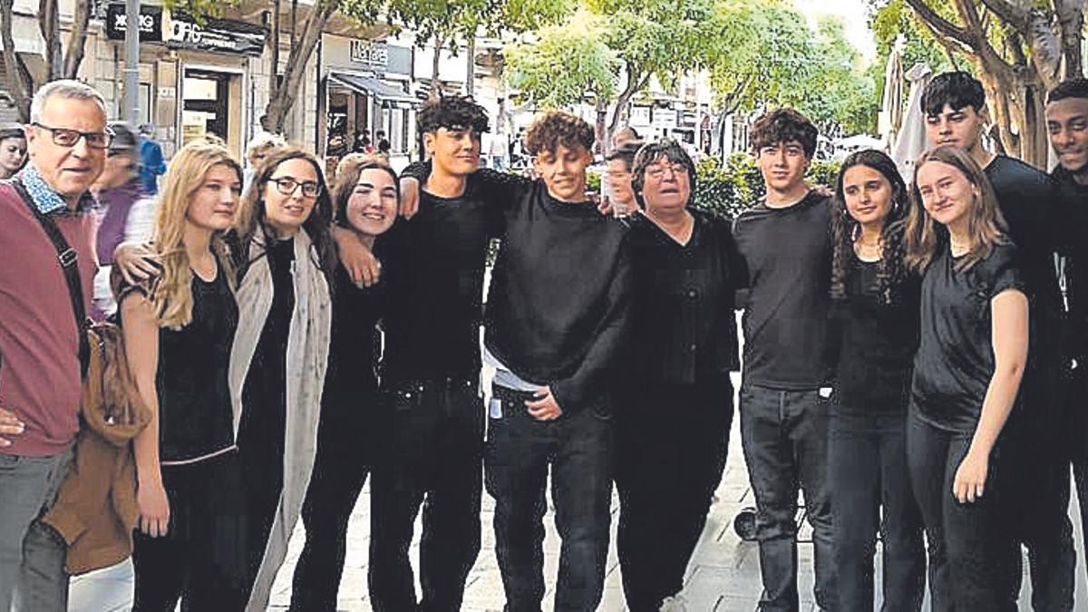 Alumnes de l'assignatura d'Arts escèniques de l'IES Guillem Sagrera.