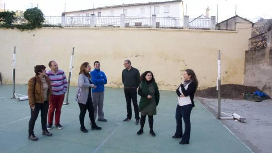 Los ediles de Participación y Educación, la directora, el profesorado y la arquitecta, en la zona del futuro pabellón.