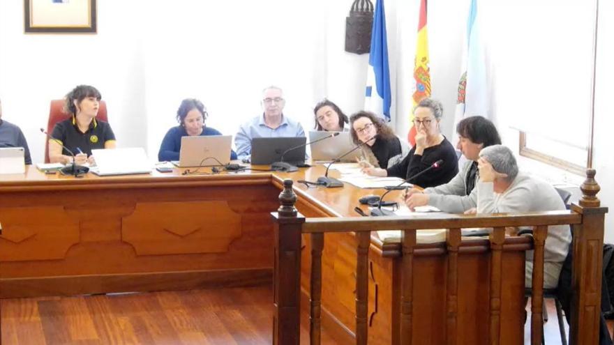 Un momento de la reunión entre gobierno local y trabajadores celebrada ayer.