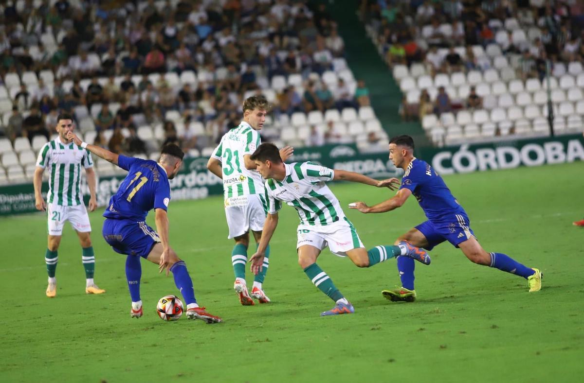 Carlos García persigue el balón durante la cita ante el Linares Deportivo en El Arcángel.