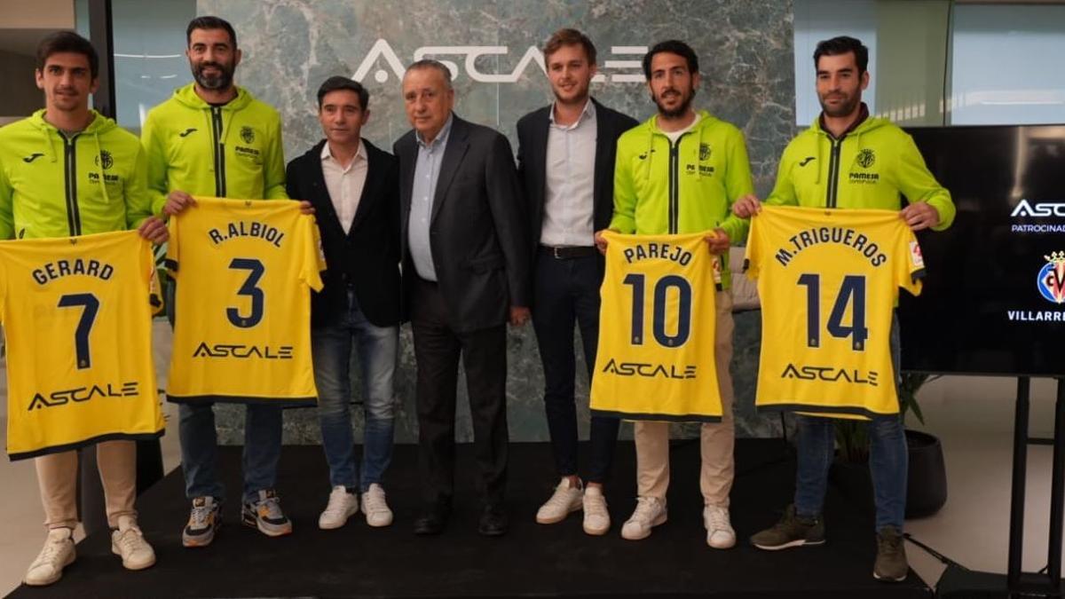 Fernando Roig y Marcelino, junto a los cuatro capitanes del Villarreal: Raúl Albiol, Gerard Moreno, Manu Trigueros y Dani Parejo en la presentación del patrocinio de Ascale.