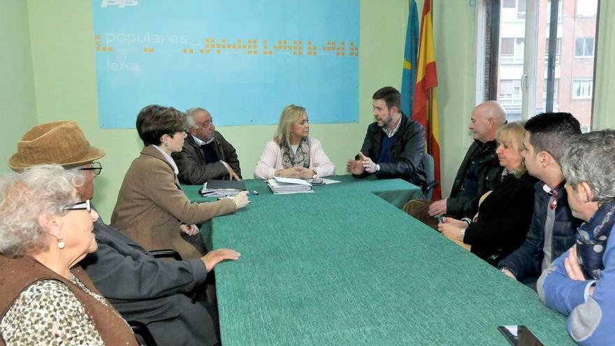 Mercedes Fernández, presidiendo la junta local del PP de Lena.