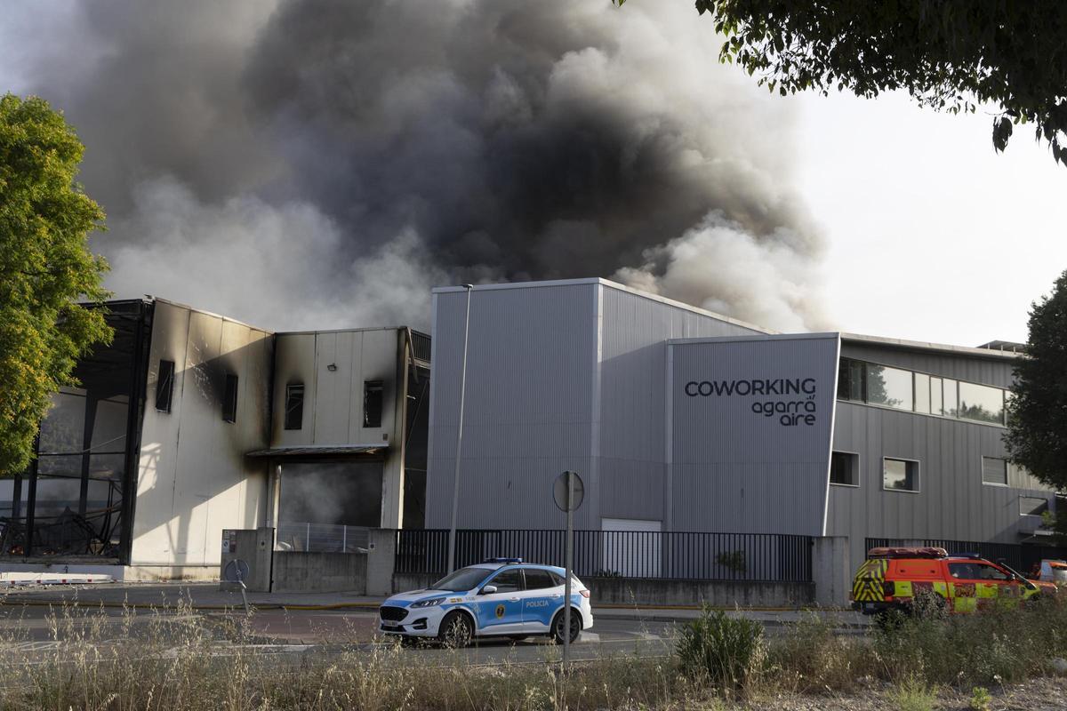 Más de seis dotaciones de bomberos trabajan en la extinción del incendio industrial de Xàtiva