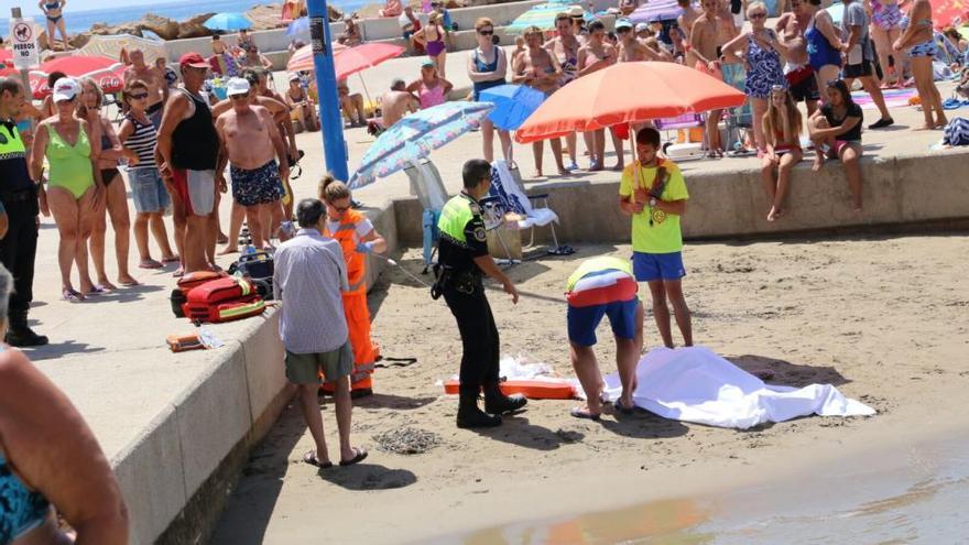 Una mujer de 85 años fallece en las piscinas del paseo Juan Aparicio de Torrevieja