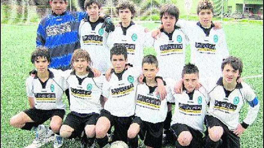 Formación inicial del infantil de la Escuela de Fútbol del Oriente en el partido contra el Real Oviedo B.