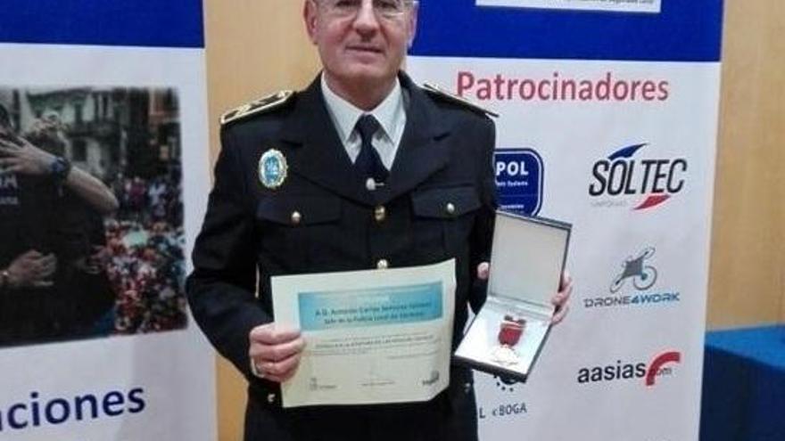 Antonio Serrano, condecorado con la máxima distinción de la policía local