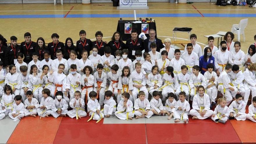 La familia del Judo Club Base celebra su fiesta en el Coto Ferreiro | BERNABÉ/JAVIER LALÍN