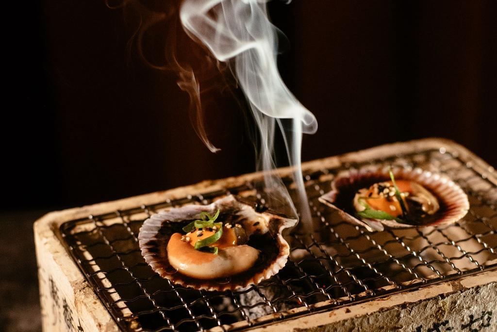 Zamburiñas con salsa de soja dulce al jengibre, salsa ponzu y cebolleta dulce, en el restaurante Genko.